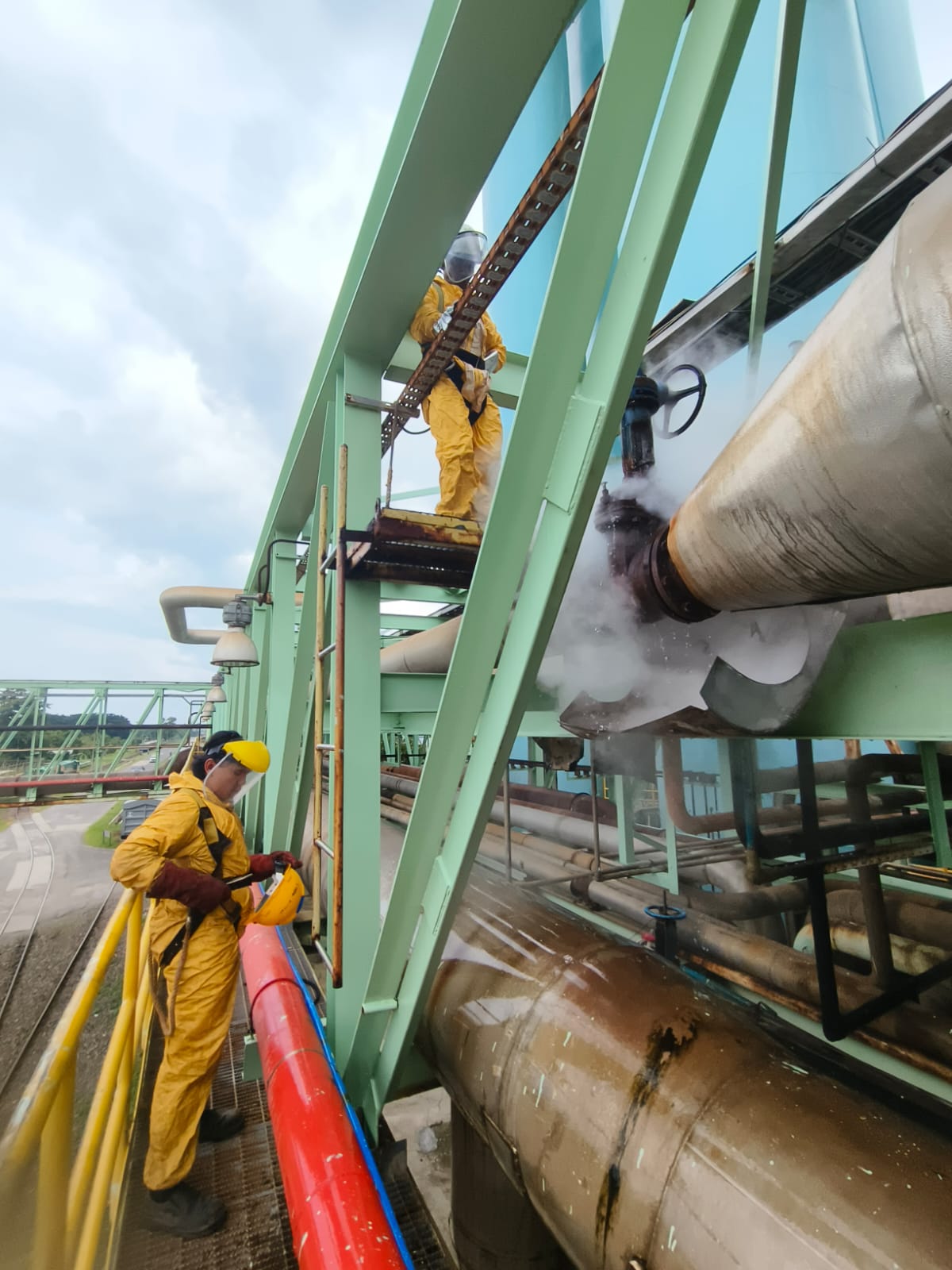 Persiapan Proses Online Leak Sealing Pipeline LP Steam Header to Pulp Machine